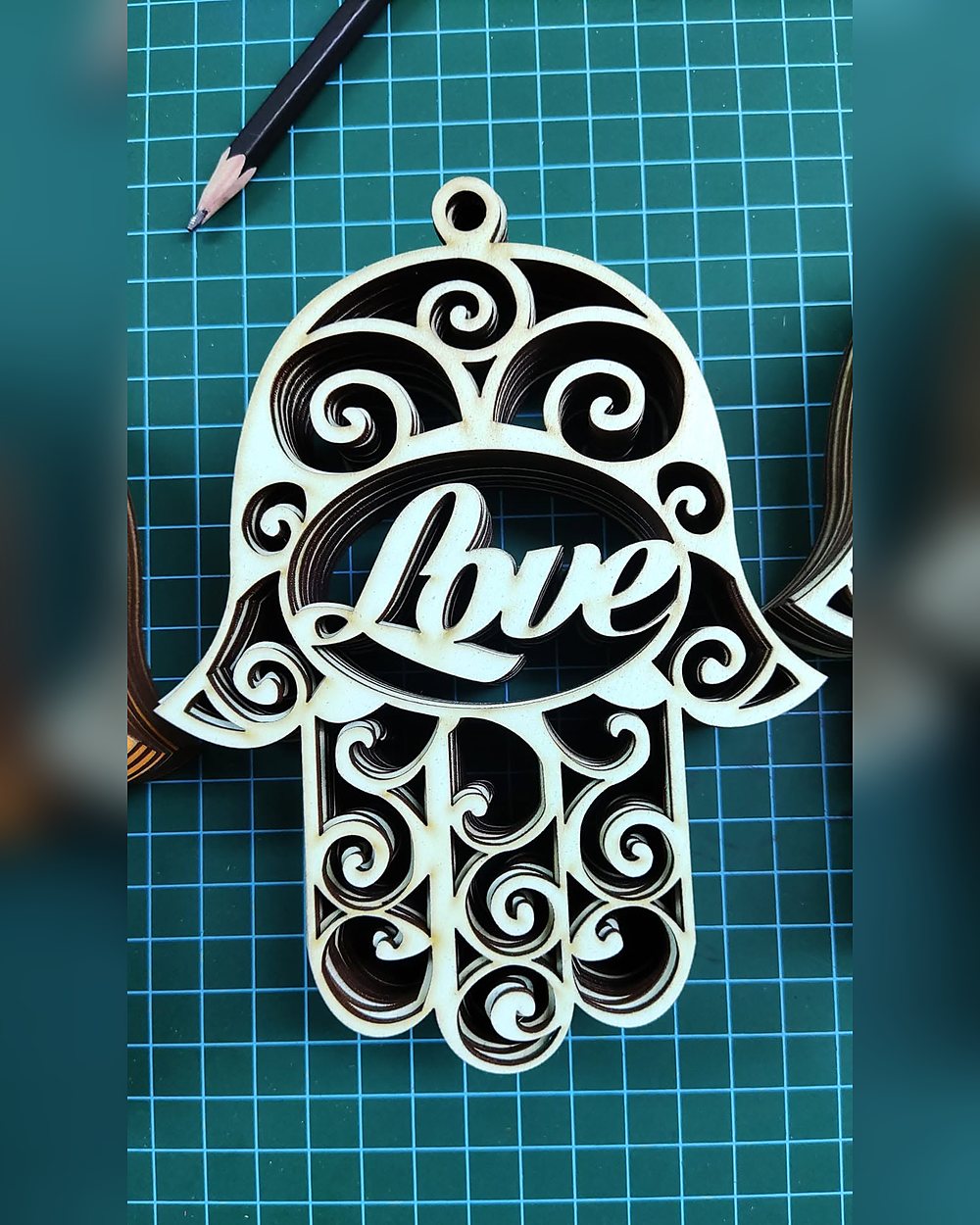 חמסה עם המילה Love בלב